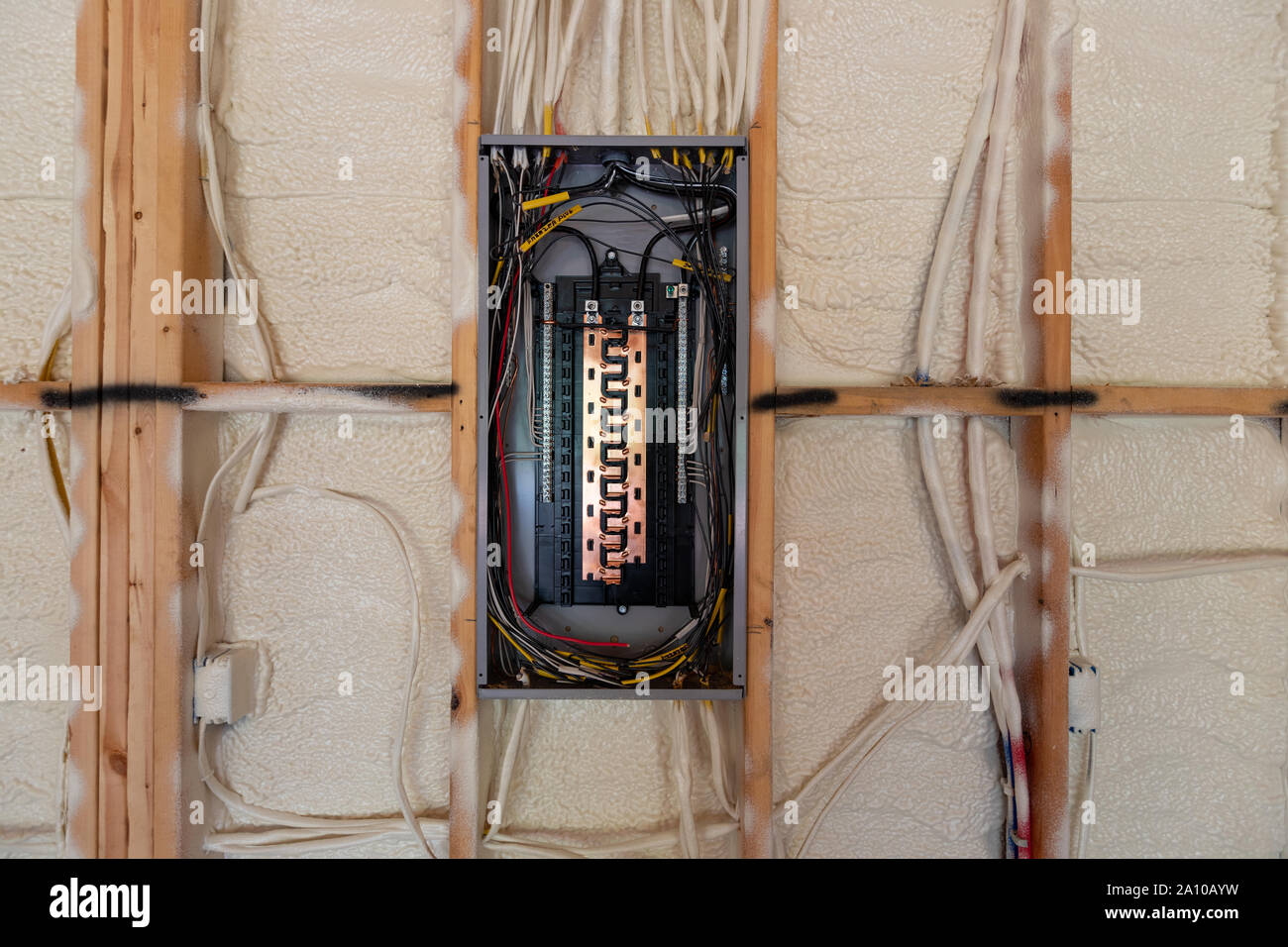 Disjoncteur du circuit électrique dans la construction d'une nouvelle maison, avec de la mousse isolante pulvérisée et copy space Banque D'Images