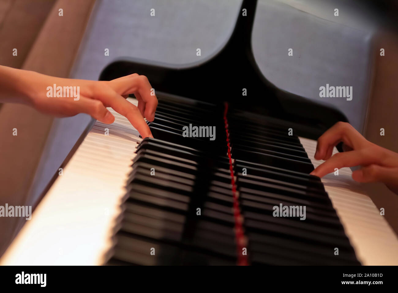 Les jeunes enfants doigt qui appuie sur les touches du piano comme en  témoigne le piano a mirrorlike fini clair Photo Stock - Alamy