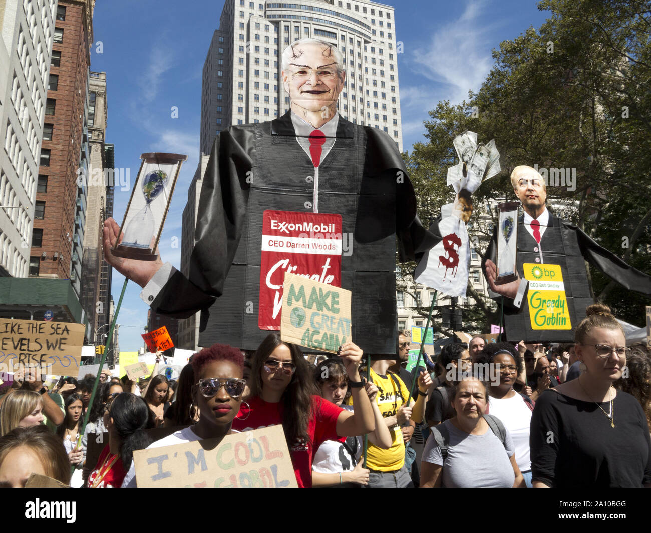 New York City, USA. 20 Septembre, 2019, le climat de grève. Foule porte des effigies de BP et Exxon PDG Bob Didley chef Darren Woods. Banque D'Images