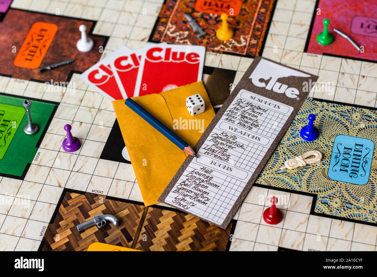 Indice 1972 (Deuxième édition) - Le conseil à l'aide de la liste, jetons, cartes, die, crayon et liste de tous les prêts à jouer le jeu Banque D'Images
