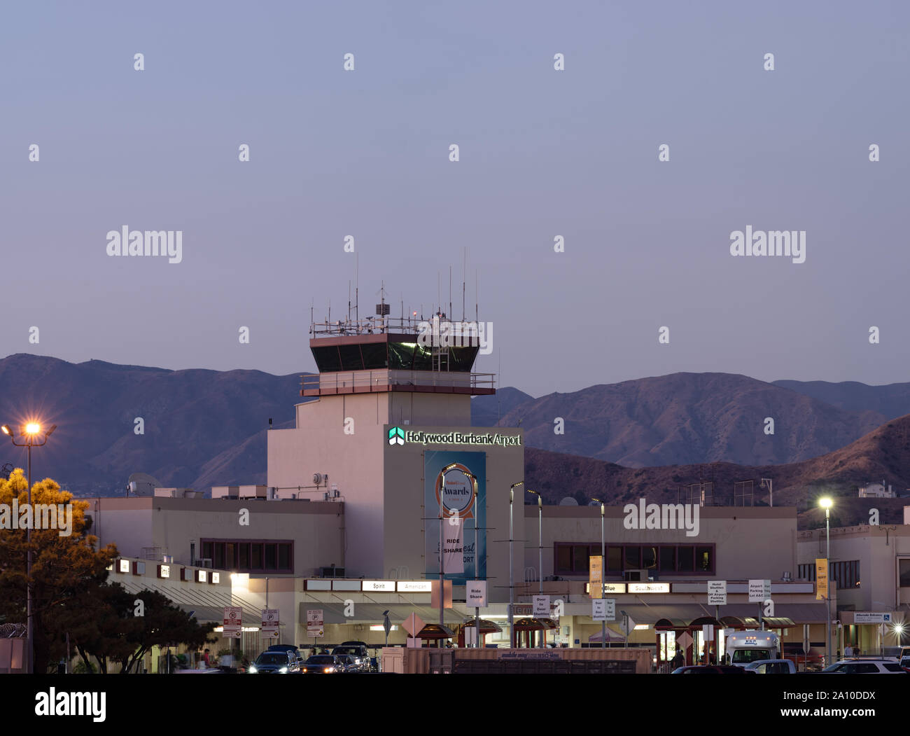 Image de l'aéroport Hollywood Burbank, BUR, dans le comté de Los Angeles montrant les montagnes San Gabriel en arrière-plan. Banque D'Images