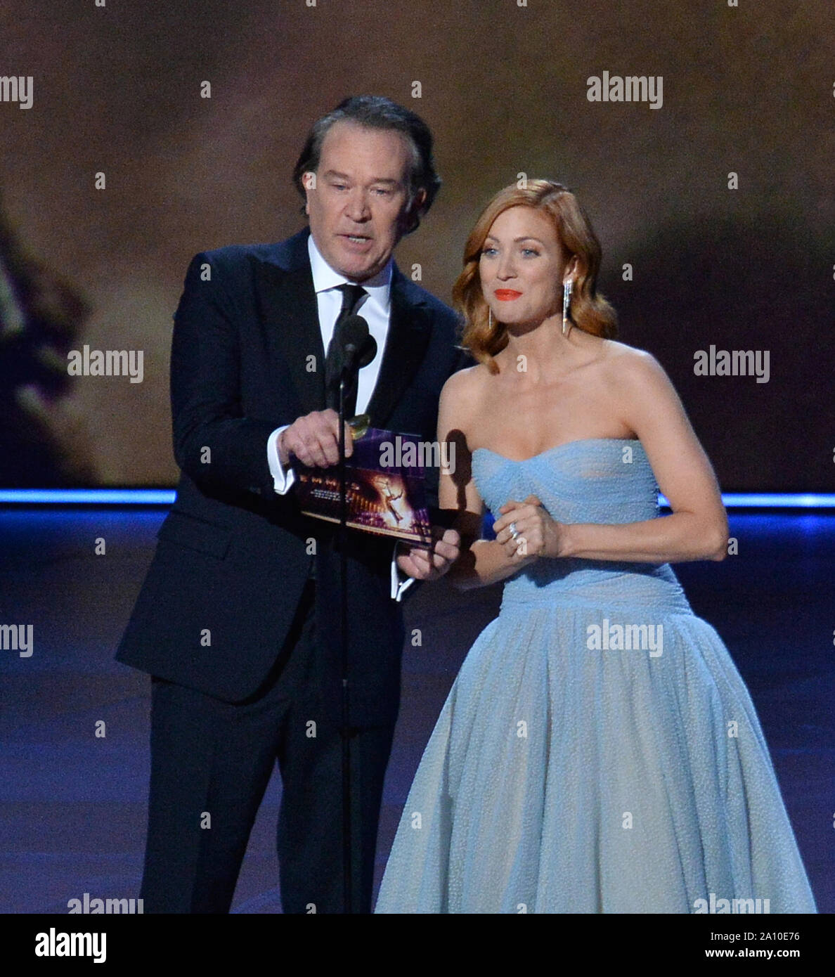 (L-R) Timothy Hutton et Brittany Snow sur scène lors de la 71e assemblée annuelle Primetime Emmy Awards lors du Microsoft Theatre dans le centre-ville de Los Angeles le Dimanche, Septembre 22, 2019. Photo par Jim Ruymen/UPI Banque D'Images