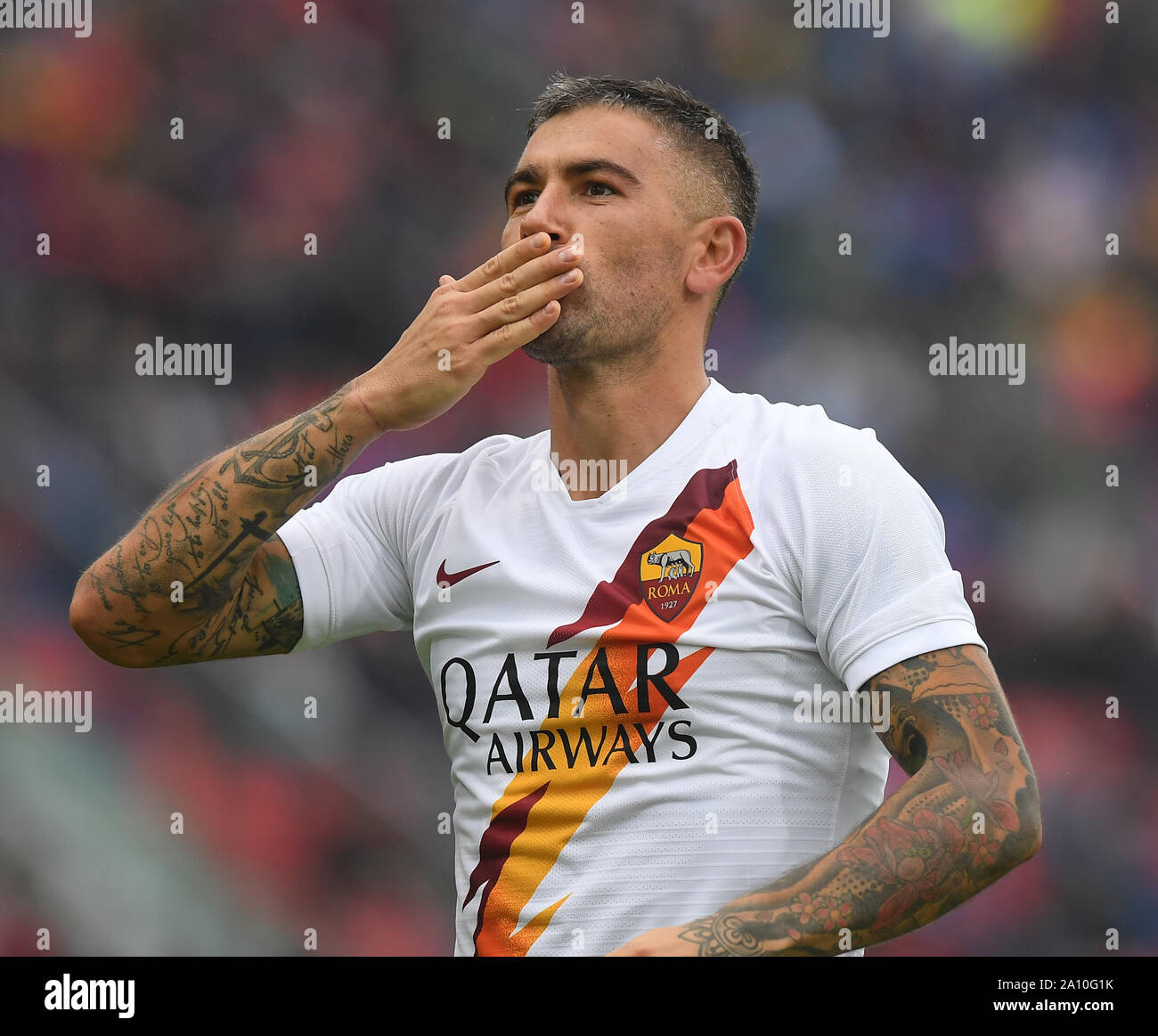 Bologne, Italie. 22 Sep, 2019. Aleksandar Kolarov Roma's célèbre son but pendant un match de football Serie A entre Bologne et Rome à Bologne, Italie, du 22 septembre 2019. Credit : Alberto Lingria/Xinhua Banque D'Images