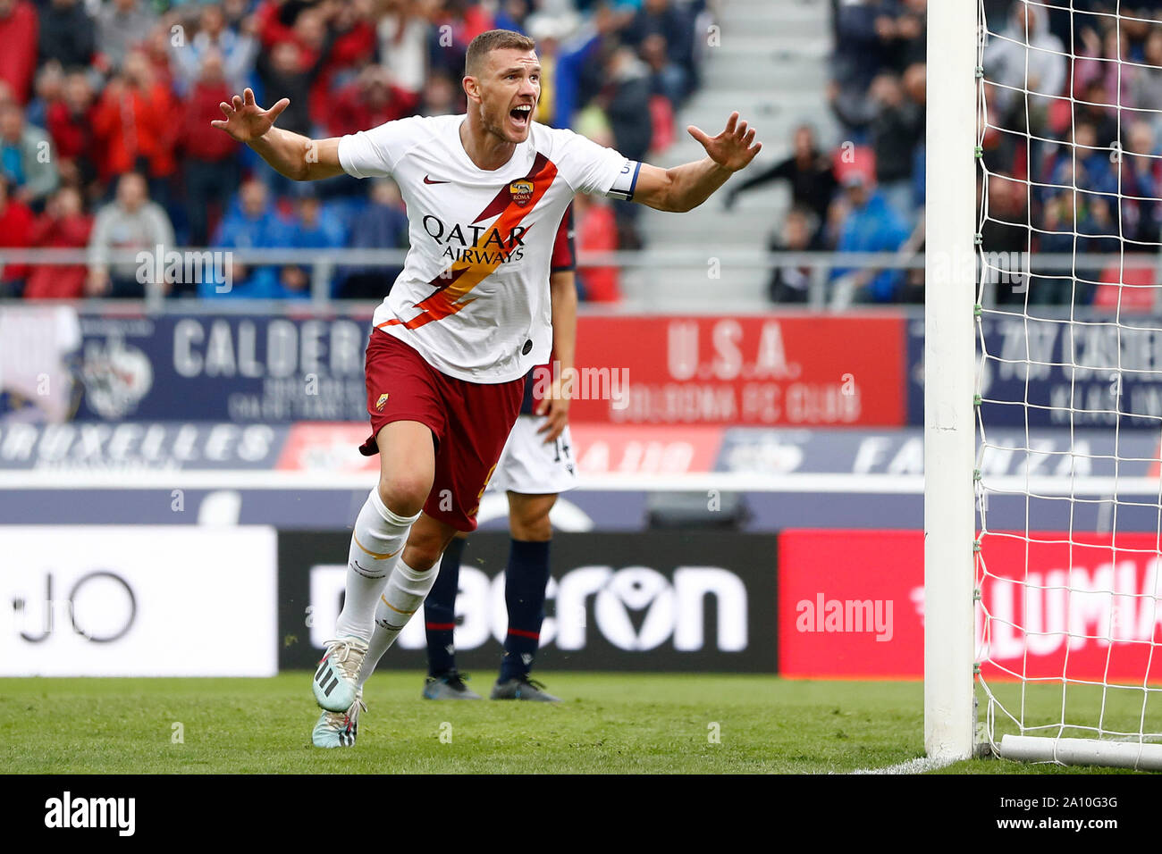 Bologne, Italie. 22 Sep, 2019. Roma's Edin Dzeko célèbre son but pendant un match de football Serie A entre Bologne et Rome à Bologne, Italie, du 22 septembre 2019. Credit : Alberto Lingria/Xinhua Banque D'Images