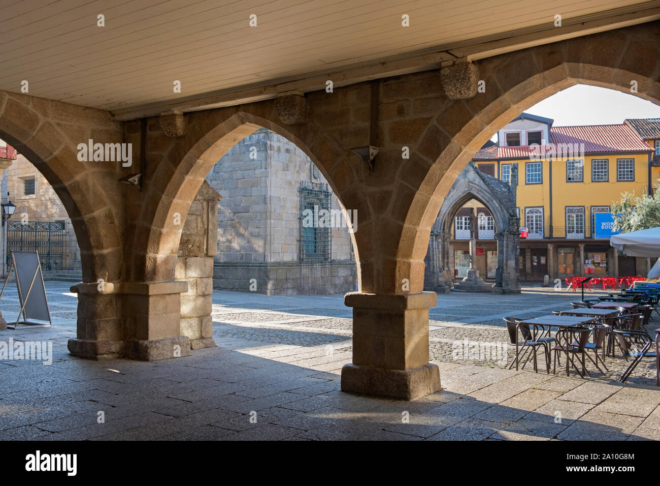 Arches sur Largo da Oliveira Guimarães Portugal Banque D'Images