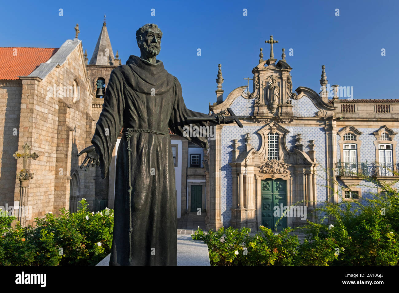 Statue de l'église São Francisco et Guimarães Portugal Banque D'Images