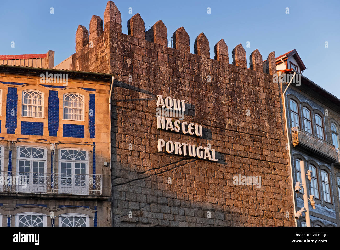 'Aqui nasceu Portugal' - 'Le Portugal est né ici" mur de ville Guimarães Portugal Banque D'Images