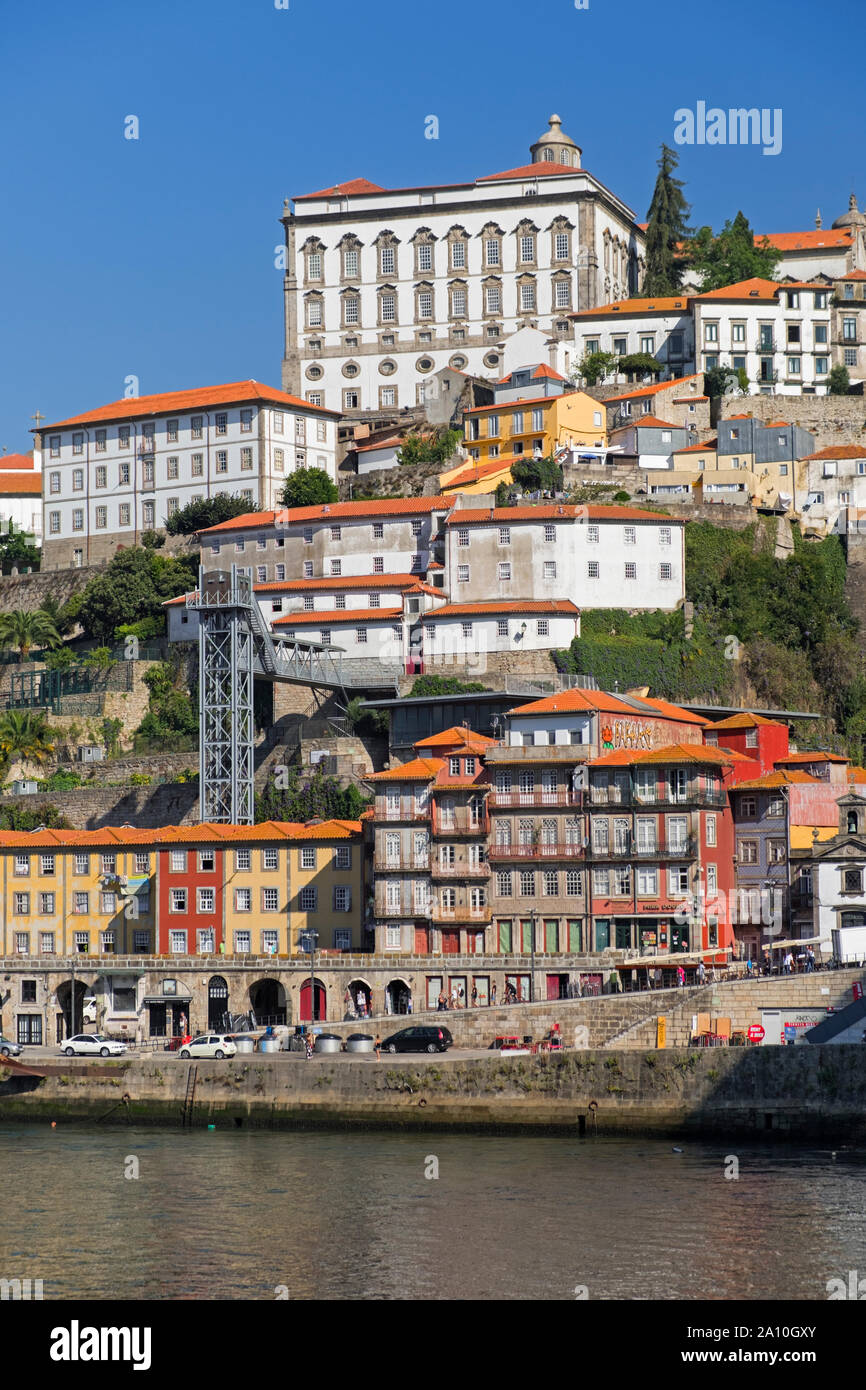 Palais des évêques et Ribeira voir Porto Portugal Banque D'Images