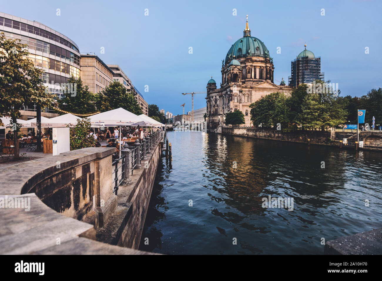 La Cathédrale de Berlin et de la rivière Spree par soir Banque D'Images