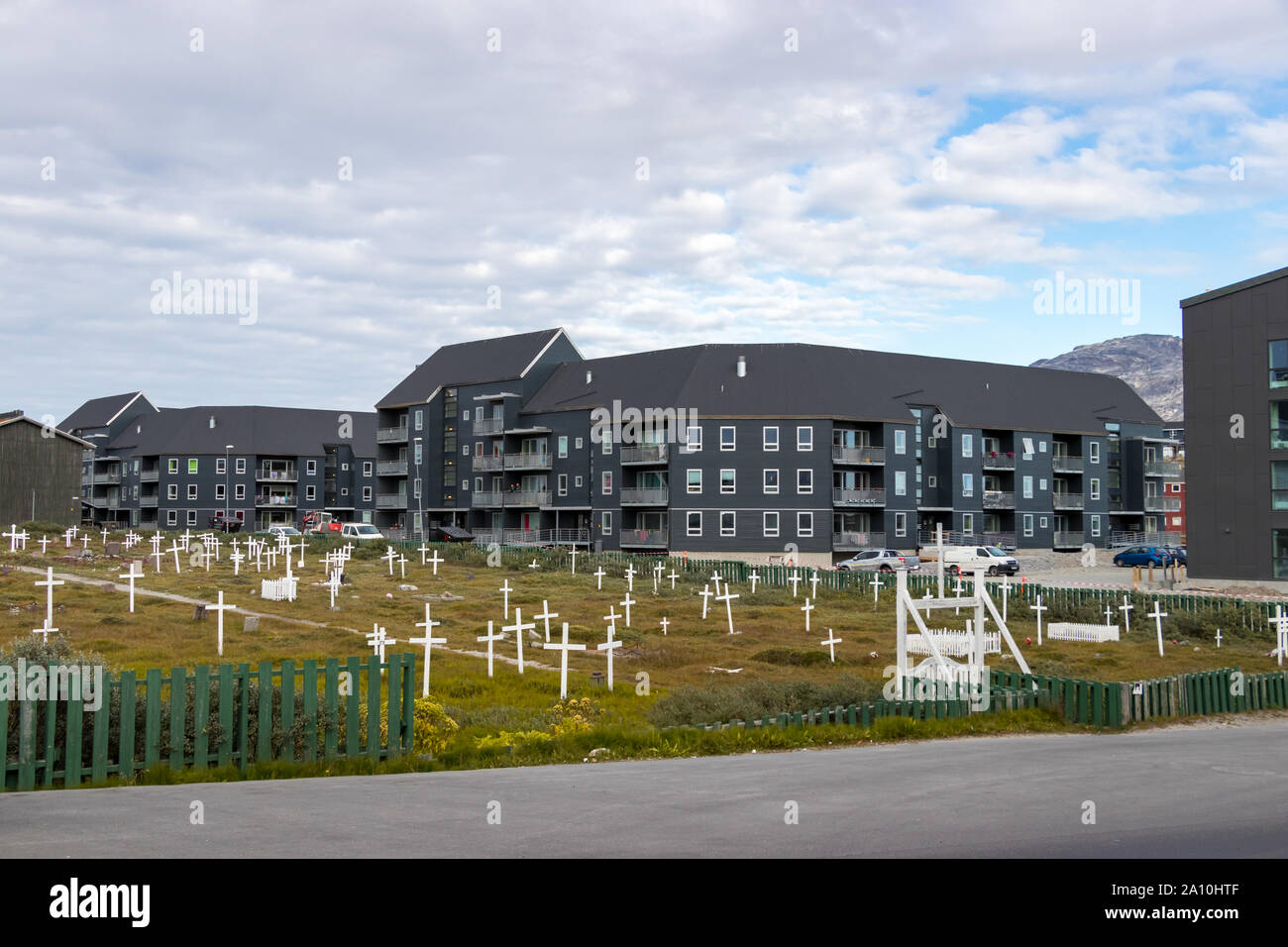 Tombes en bois croix marques dans le cimetière sur Aqqusinersuaq Nuuk, Groenland, rue. Banque D'Images