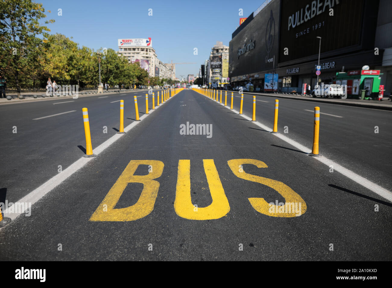 Bucarest, Roumanie - Septembre 22, 2019 Bus : ligne spéciale dans le centre-ville de Bucarest sans trafic autour. Banque D'Images
