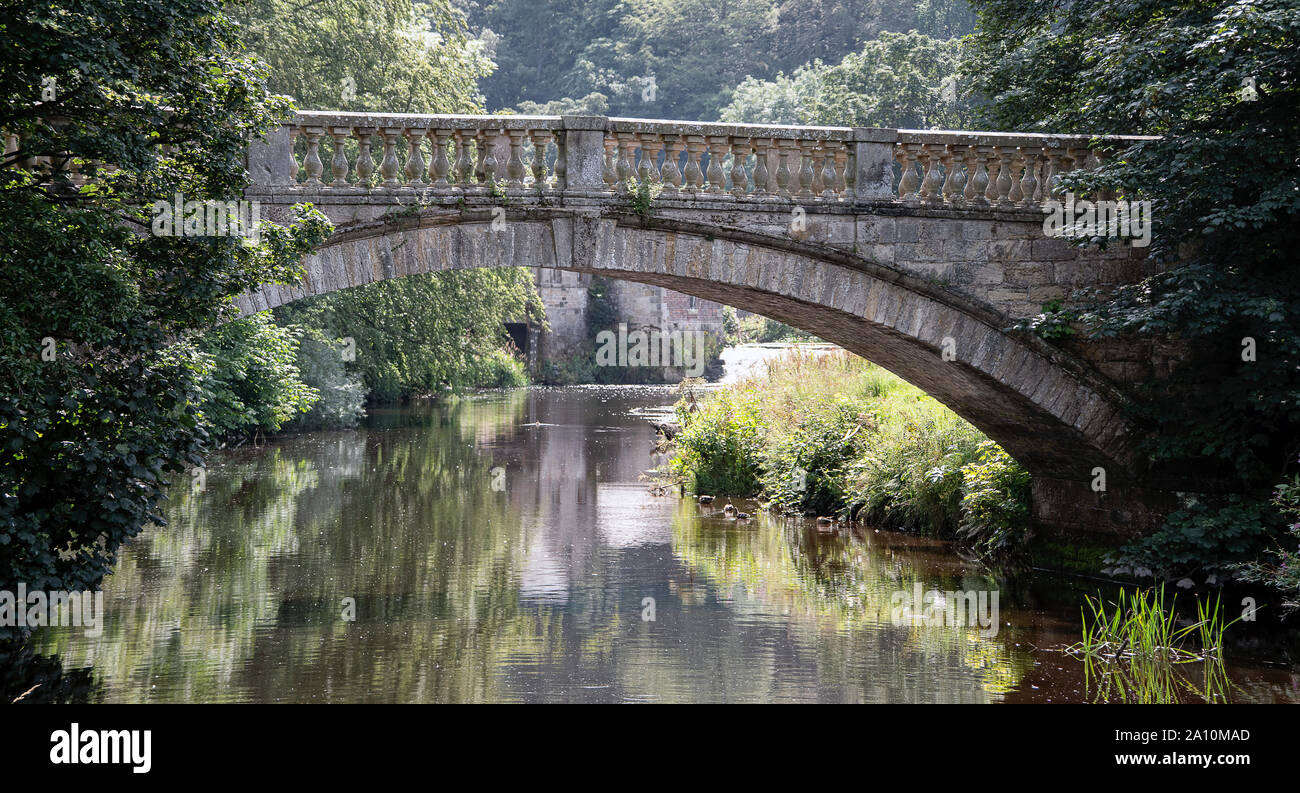 Blanc panier panier blanc pont enjambant l'eau. Pollock park Banque D'Images