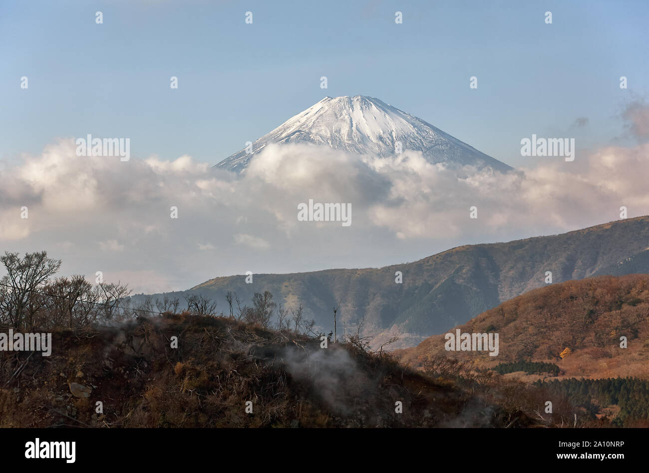 La vue panoramique du sommet du Mont Fuji dans les nuages de la montagne d'Hakone. Région de Hakone. La Préfecture de Kanagawa. Honshu. Le Japon Banque D'Images