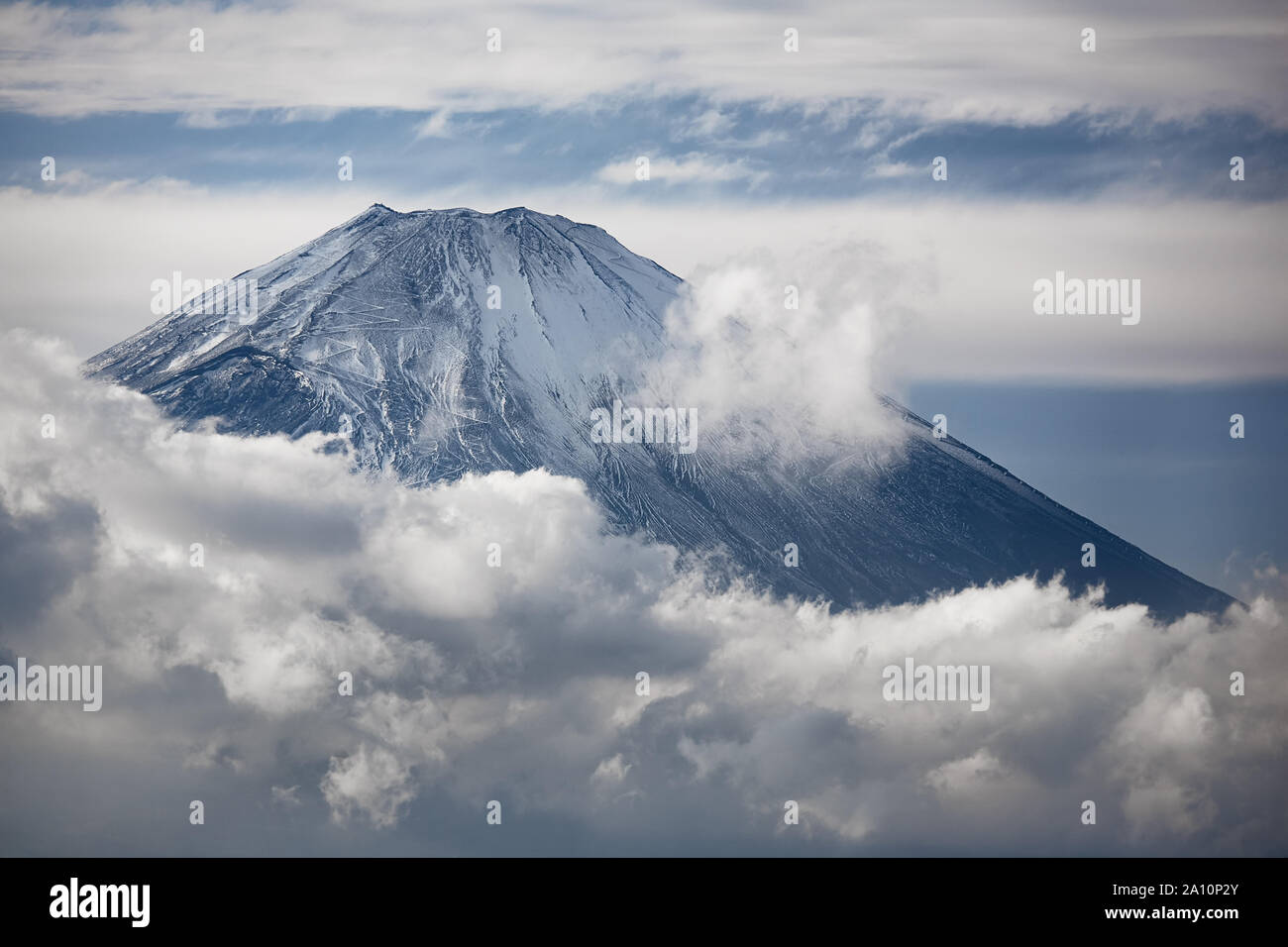 La vue panoramique du sommet du Mont Fuji dans les nuages à partir de — free download