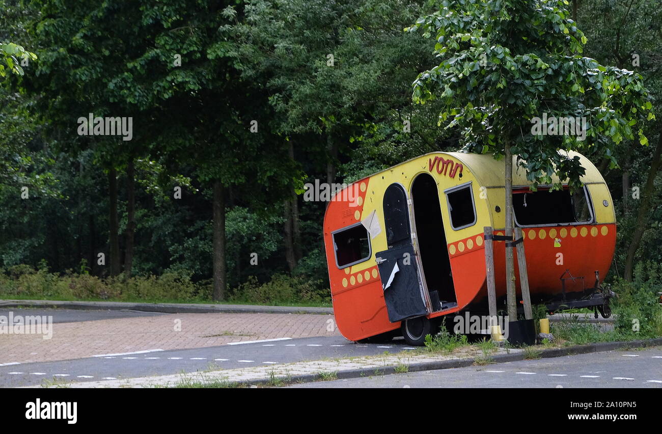 Caravane ancienne sur le parking dans la ville d'Amsterdam aux Pays-Bas Banque D'Images