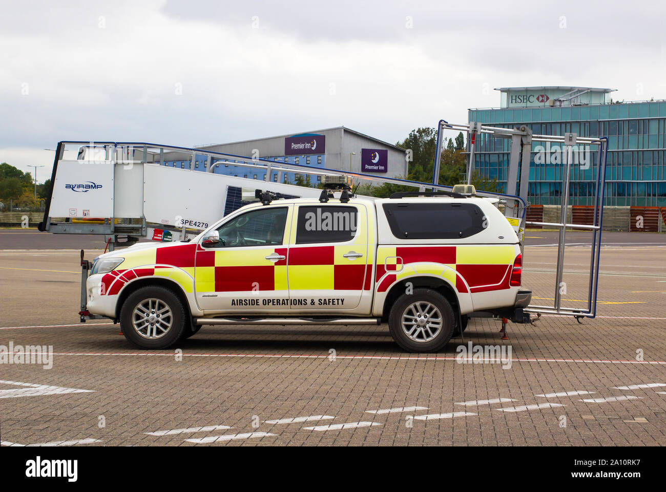 16 septembre 2019 Un côté piste et la sécurité véhicule avec marquage haute visibilité à l'aéroport de Southampton Banque D'Images
