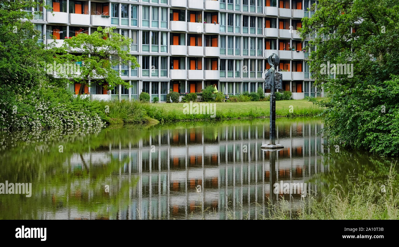 Jungle urbaine avec des arbres et l'architecture. L'harmonie de la ville et de la nature. vacances appartements avec arbres et herbe à Amsterdam, Pays-Bas Banque D'Images