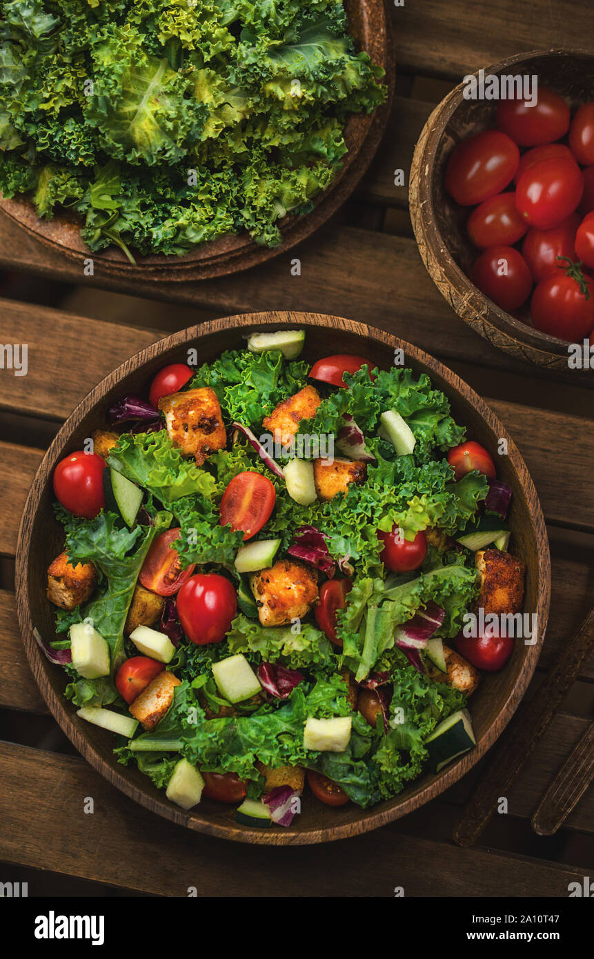 Salade de chou vert et vegan tofu, zéro déchets Banque D'Images