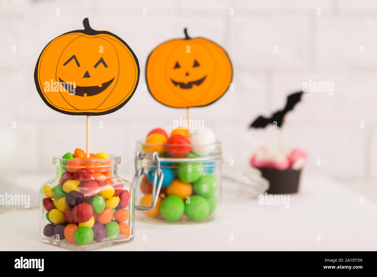 Bonbons d'Halloween avec des citrouilles en papier pour le divertissement Banque D'Images