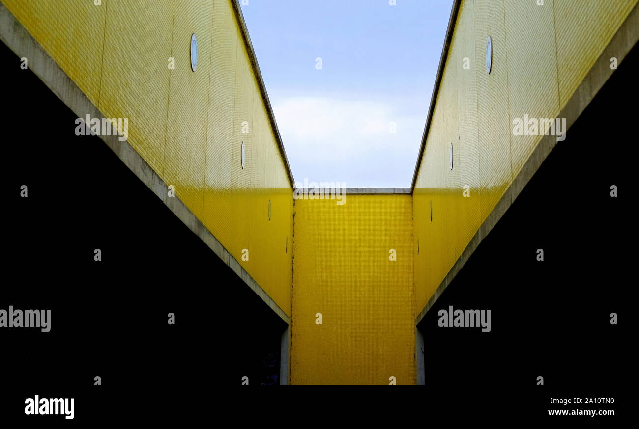 Les tons et les lignes viaduc contre le ciel bleu jaune à Amsterdam aux Pays-Bas Banque D'Images