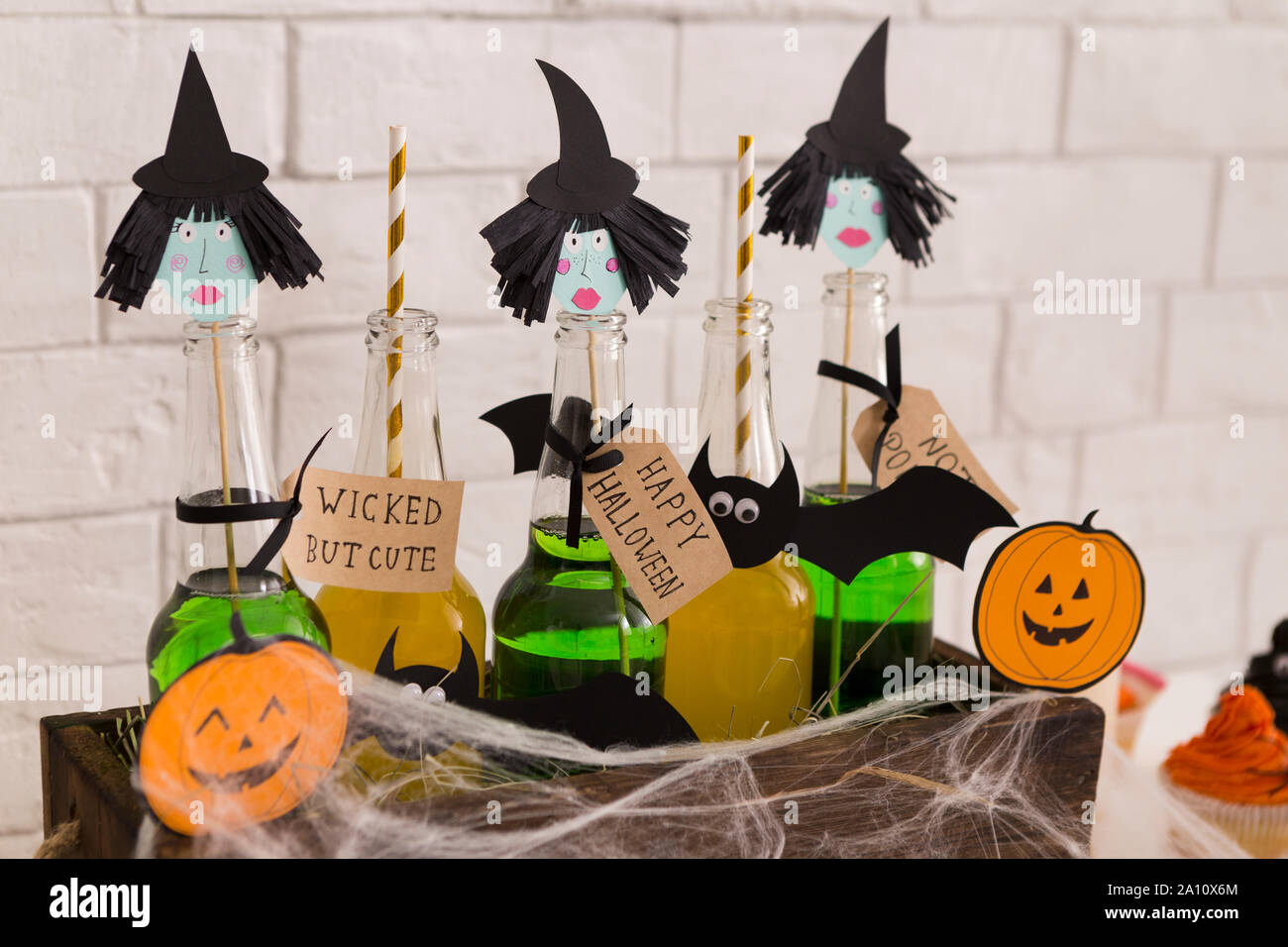 Des boissons avec les sorcières d'Halloween pour préparer la tête peur nuit Banque D'Images