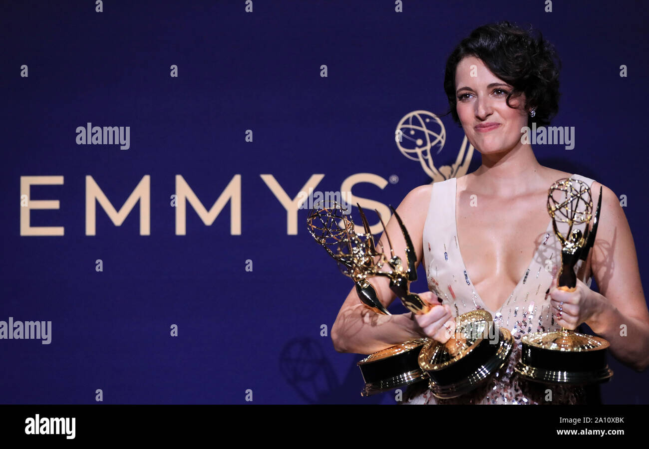 Los Angeles, USA. 22 Sep, 2019. L'actrice Phoebe Waller-Bridge pose avec le prix pour l'excellence de son actrice principale dans une série comique, comédie en suspens et en écriture pour une série comique pour "Fleabag' au cours de la 71e Primetime Emmy Awards à Los Angeles, aux États-Unis, du 22 septembre 2019. Crédit : Li Ying/Xinhua/Alamy Live News Banque D'Images