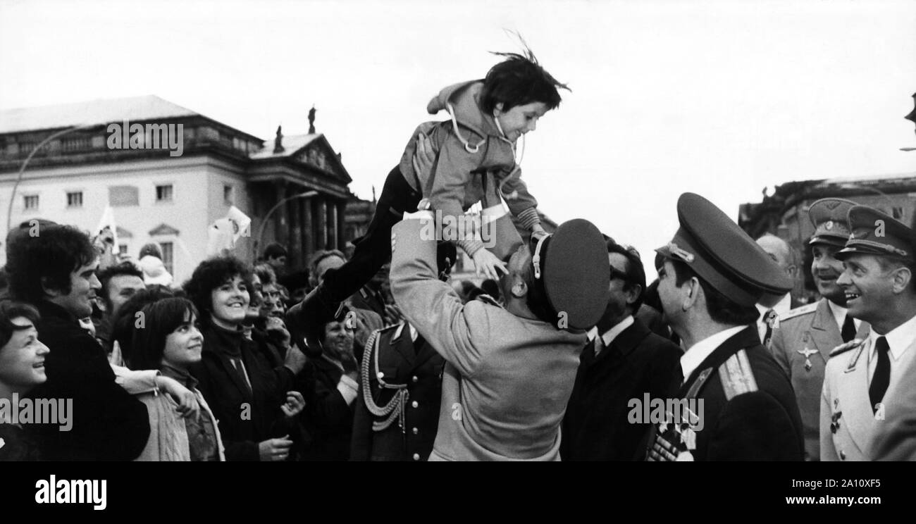 Déposée - 21 septembre 1978, Berlin : les cosmonautes Sigmund Jähn (M) et son collègue soviétique Waleri Bykowski (2e à partir de la droite) sont célébrées par la population enthousiaste. La première allemande dans l'espace était un citoyen de la RDA. Le 26 août 1978 Sigmund Jähn a lancé la fusée Soyouz 31 du centre spatial de Baïkonour Russe - avec le cosmonaute soviétique Waleri Bykowski. Jähn est décédé le 21.09.2019 à l'âge de 82 ans. Photo : DB : ADN/ADN/dpa Banque D'Images