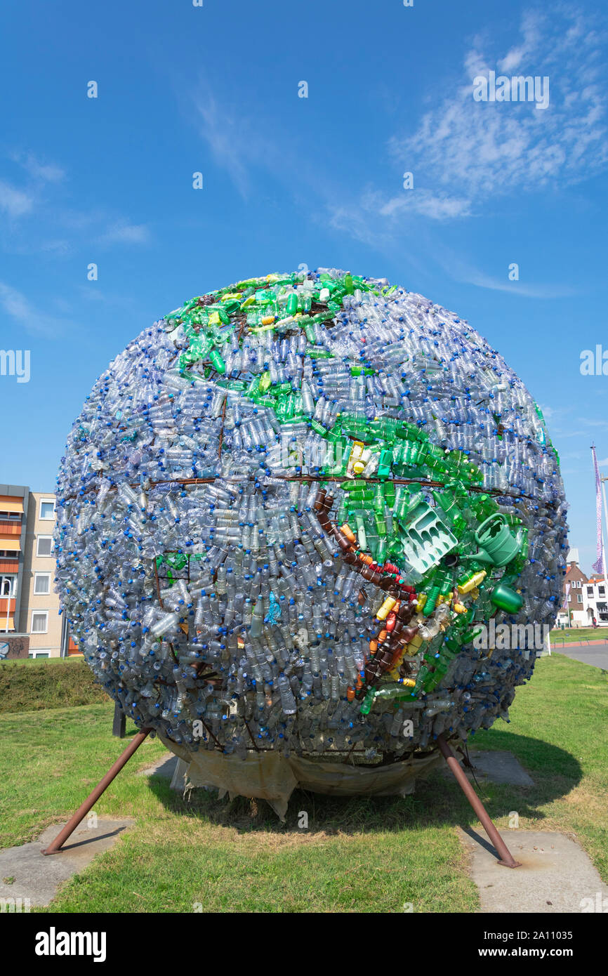 Terneuzen, Pays-Bas, 25 août 2019, Globe en plastique pour sensibiliser la population sur l'utilisation de plastique et de déchets. Banque D'Images