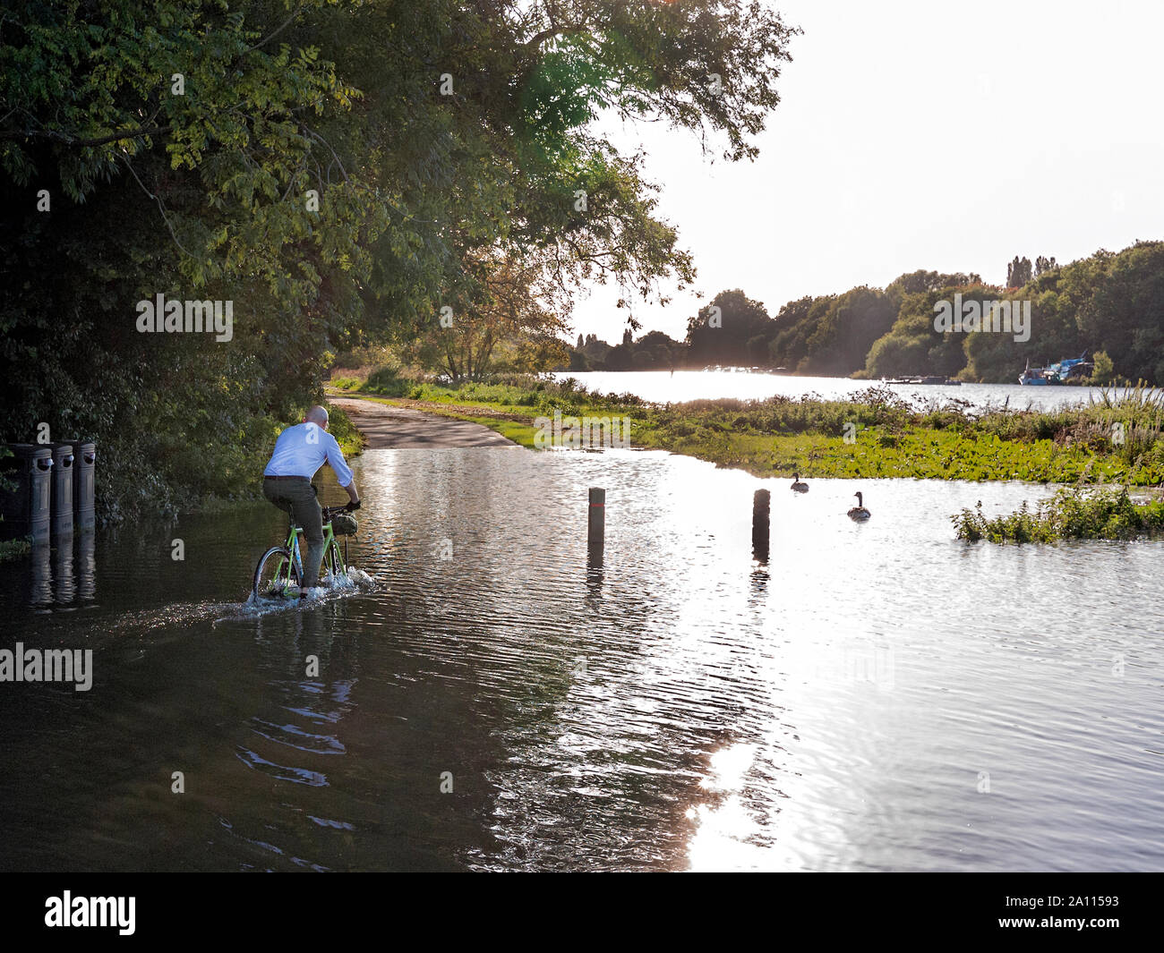 Le cycliste a inondé Thames Path Ham London UK Banque D'Images