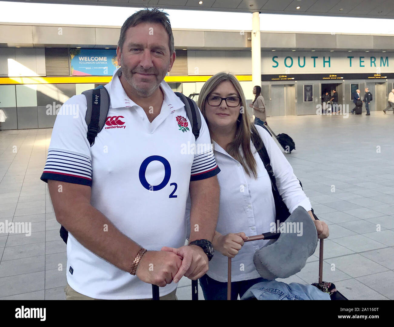 Stephen Tarren, 51, et Joanne Deveraux-Ward, 49, de Cheltenham, dans le Gloucestershire, à l'aéroport de Gatwick à Sussex. La paire acheté de nouveaux billets pour un voyage à Cancun au Mexique après 178 ans de tour-opérateur Thomas Cook a cessé ses activités avec effet immédiat. Banque D'Images