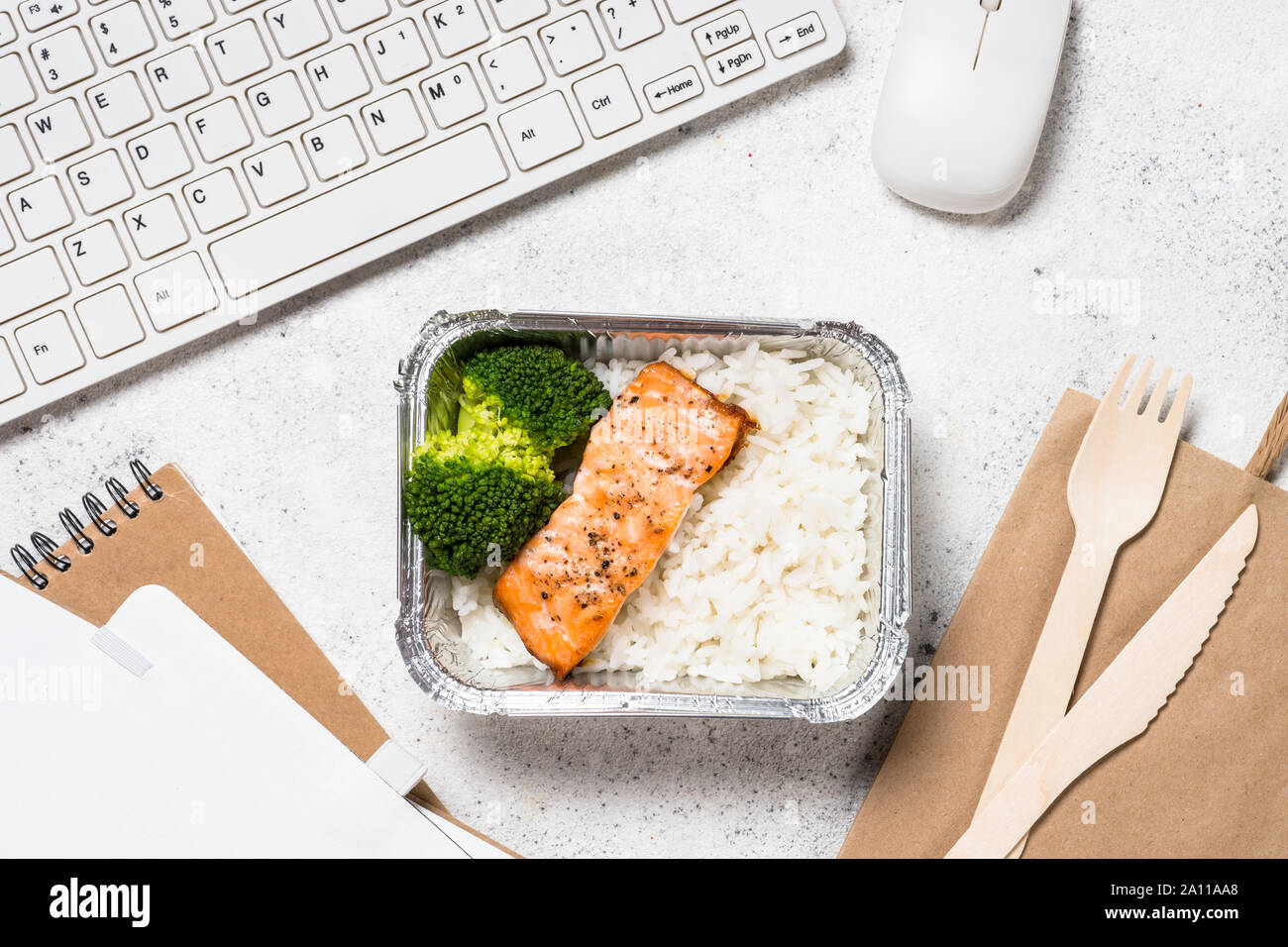 Concept de fourniture de produits alimentaires - dîner santé sur table office. Banque D'Images