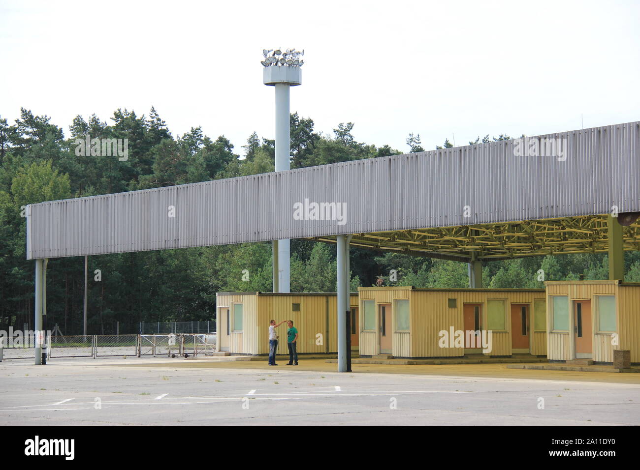 Marienborn, Allemagne. 09Th Aug 2019. Une partie de l'ancien poste frontière de Helmstedt-Marienborn (poste frontière) entre l'ancienne République démocratique allemande (RDA) et la République fédérale d'Allemagne (RFA, Allemagne de l'Ouest), est considéré en Marienborn, Allemagne, le 9 août 2019. Crédit : Martin Weiser/CTK Photo/Alamy Live News Banque D'Images