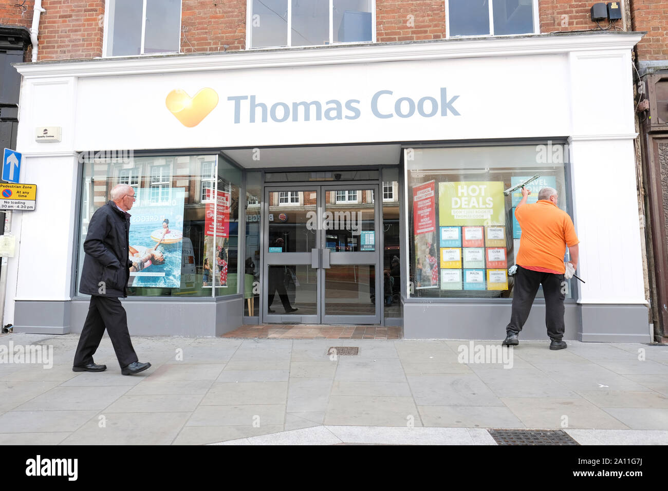 Hereford, Herefordshire, UK - Lundi 23 septembre 2019 - Un nettoyant pour vitres nettoie la boutique avant d'un récemment remis à Thomas Cook Travel Agents à 9h30 malgré la direction générale d'être bloqué et fermé et la société cesse d'émission après 178 ans en tant que spécialiste de voyage. Photo Steven Mai / Alamy Live News Crédit : Steven Mai/Alamy Live News Banque D'Images