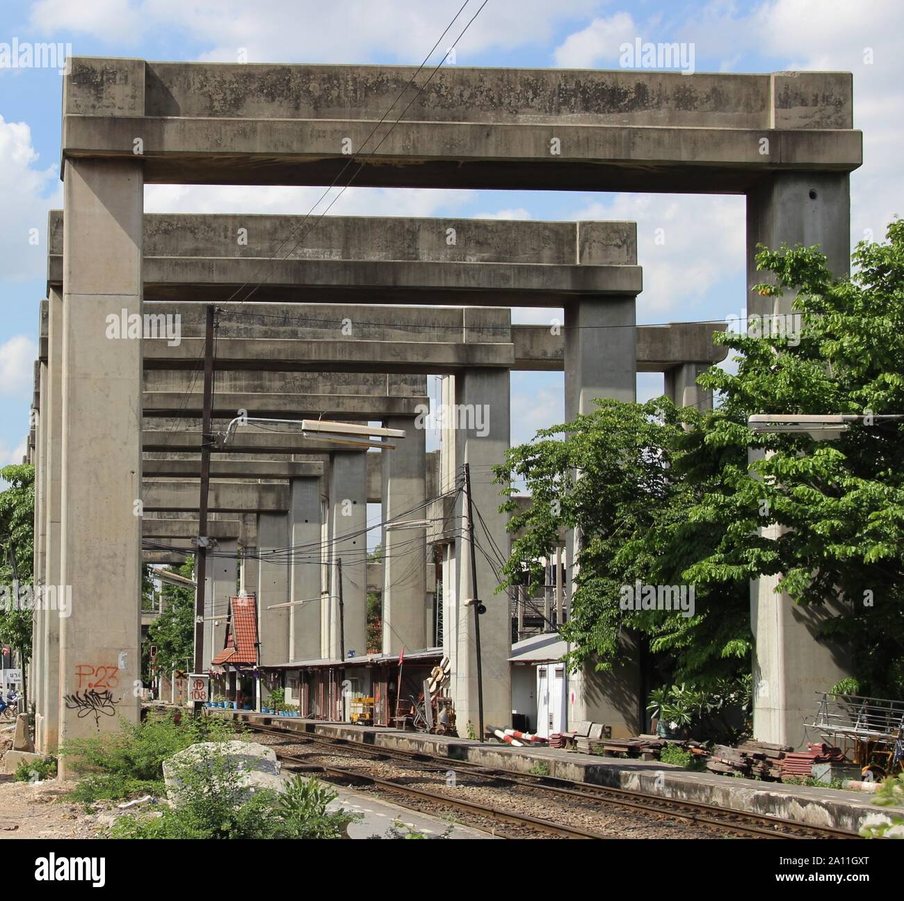 Bangkok's Stonehenge et graffiti près de Bang Khen et Lak Si parallèle à l'autoroute menant à l'aéroport de Don Mueang, Bangkok, Thaïlande Banque D'Images