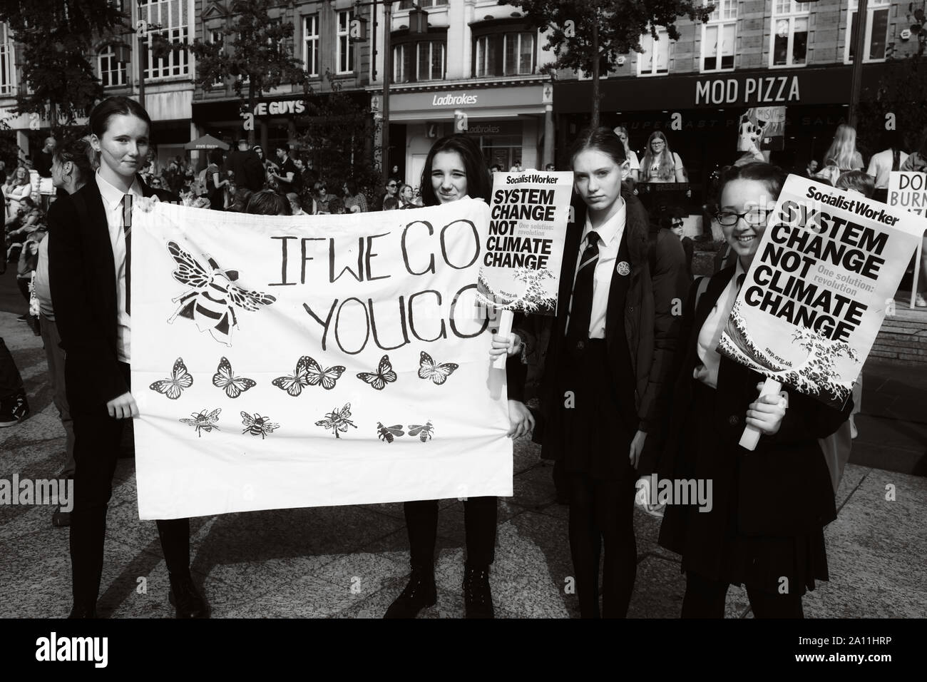 Étudiant d'écolière avec des militants du changement climatique à la bannière 20 septembre 2019 Grève du climat mondial, Place du Vieux Marché, Nottingham, Angleterre Banque D'Images