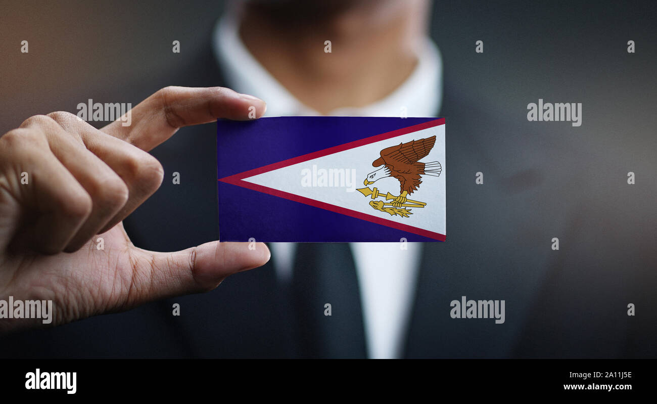 Businessman Holding Card de drapeau Samoa Américaines Banque D'Images