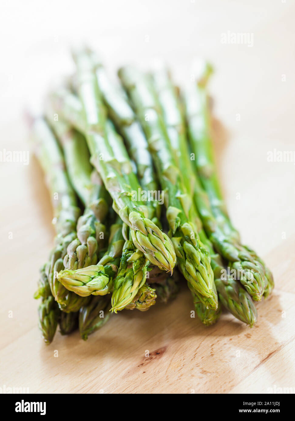 Bande d'asperges sur une surface en bois Banque D'Images