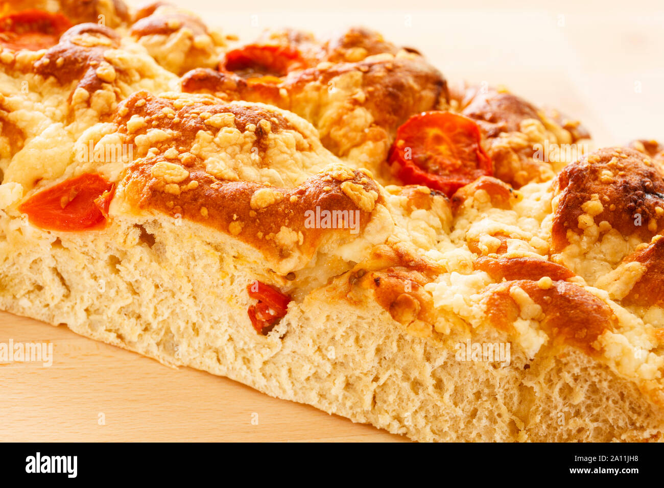 Pain Focaccia sur une surface en bois Banque D'Images