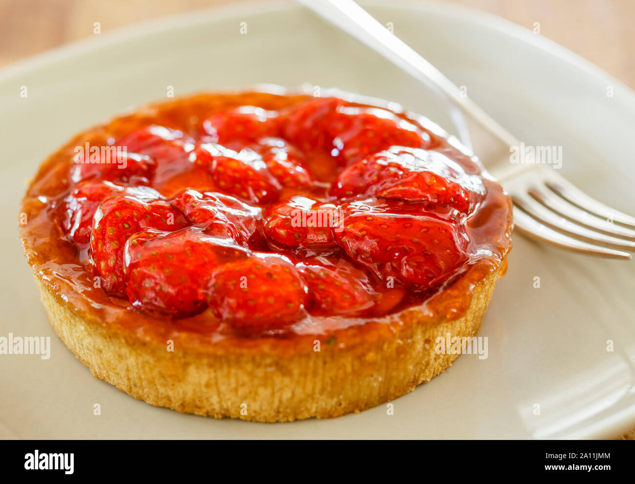 Tarte aux fraises sur une assiette avec une fourchette Banque D'Images