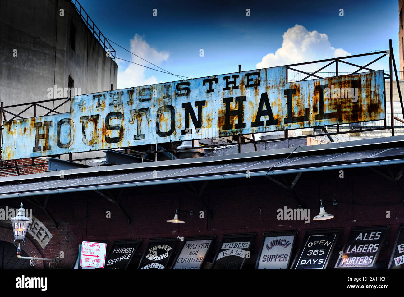 Hôtel de Houston est un aliment et beer hall avec un tour-de-la-siècle Steel mill motif, installé dans un 112-year-old garage. Greenwich Village, New York. Banque D'Images