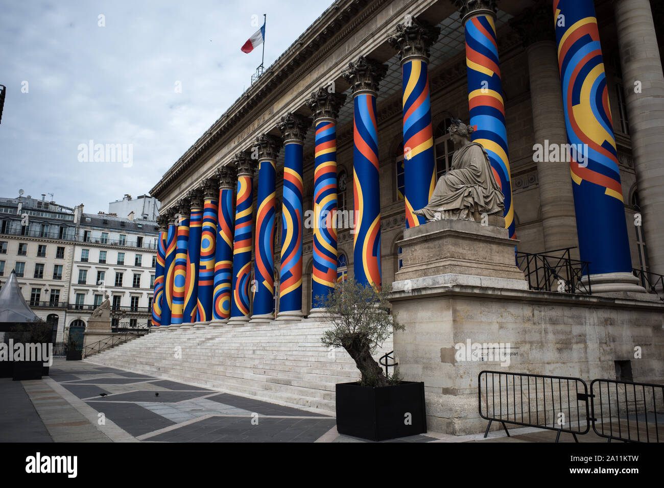 Bourse de Paris - PARIS PALAIS DE LA BOURSE - PARIS Palais Brongniart - BOURSE À PARIS de 1826 à 1998 - PARIS STREET ART - CA TOURNE ROND PAR ARTISTE LEA DEGER SUMMER 2019 © Frédéric Beaumont Banque D'Images