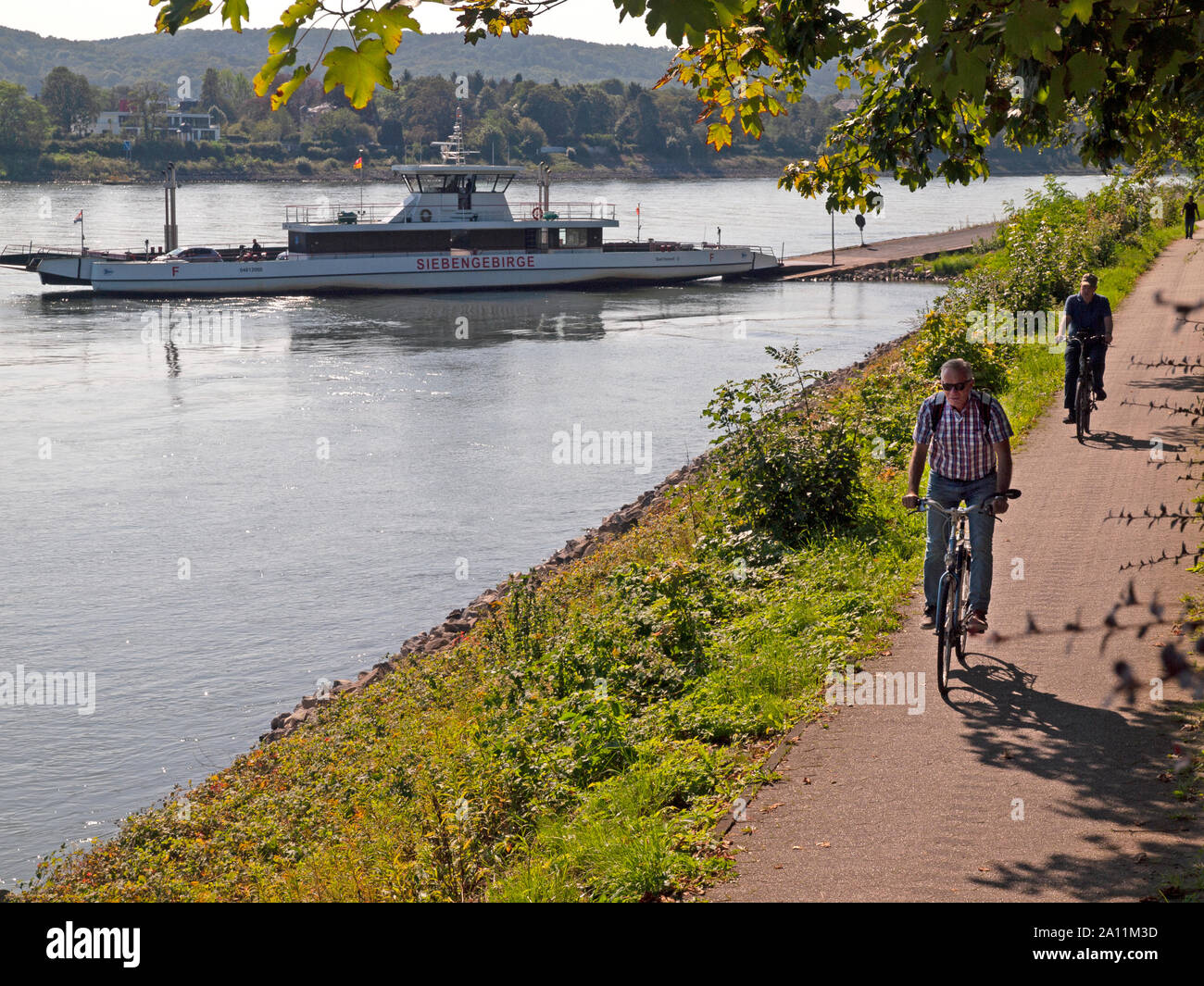 Les cyclistes près d'un ferry sur le Rhin près de Bonn Banque D'Images