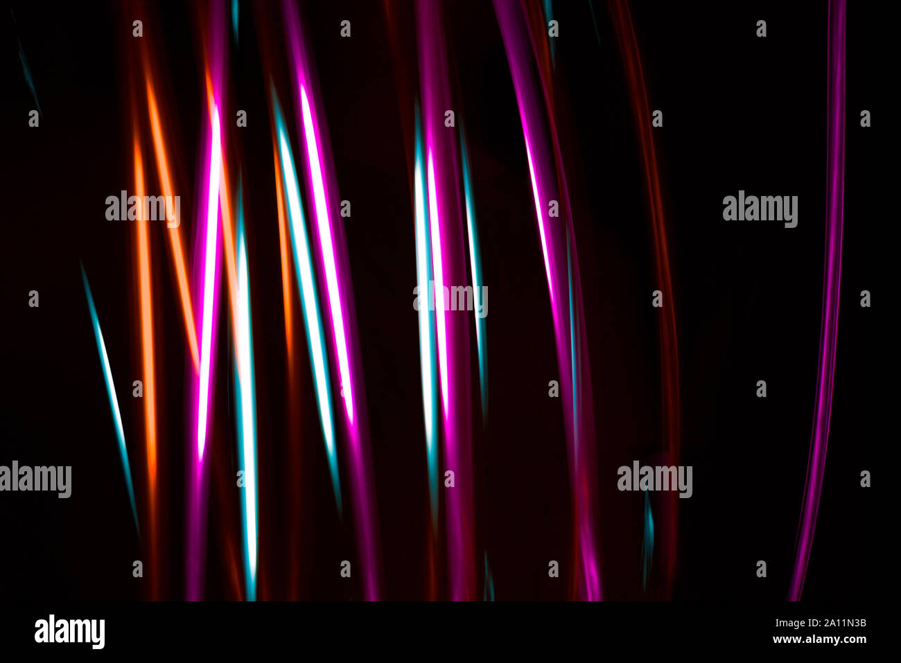 Néon lumineux multicolores des feux d'artifices pour résumé en mouvement sur fond noir Banque D'Images