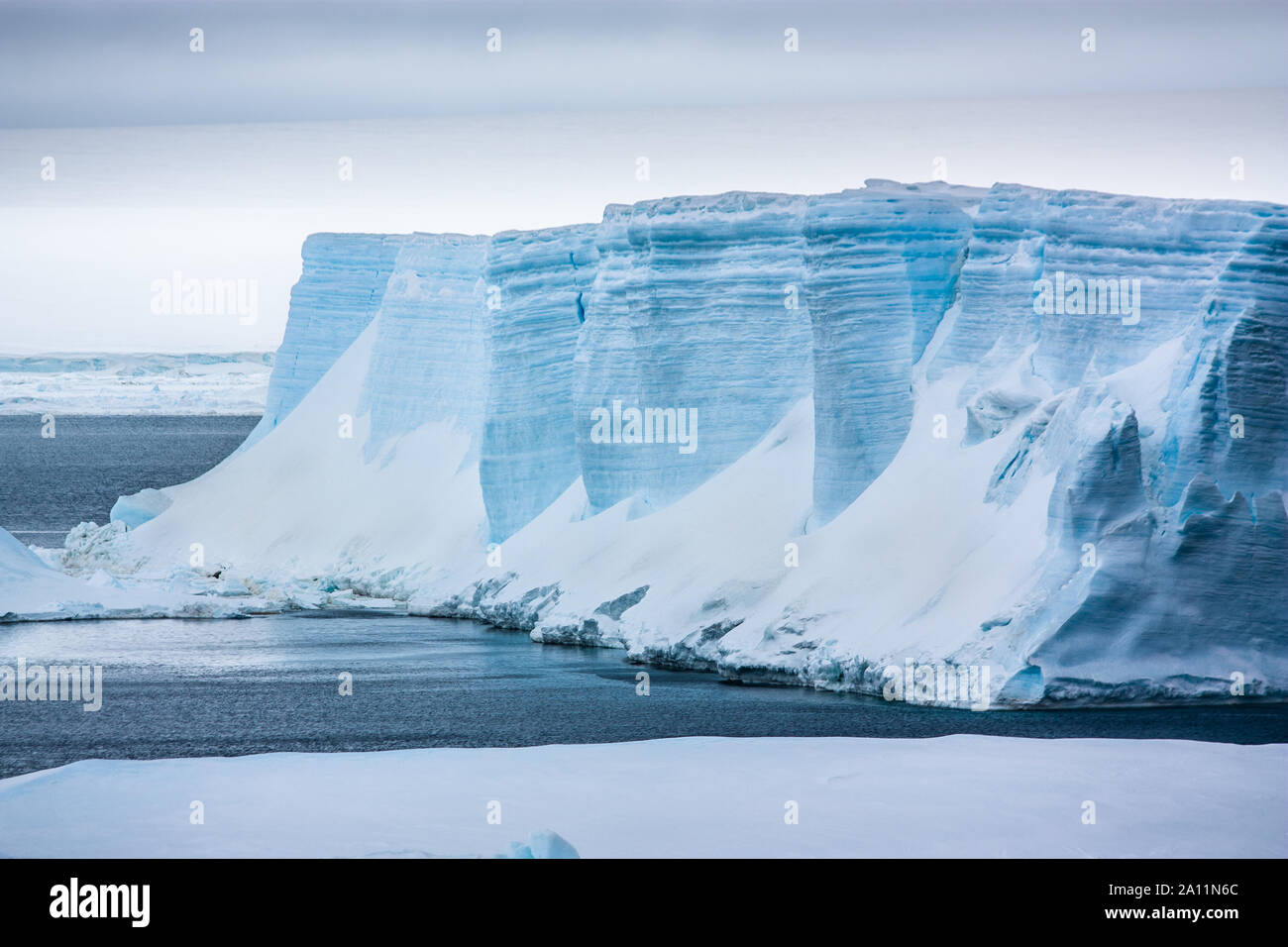 Iceberg tabulaire au large de la pointe de la péninsule Antarctique Banque D'Images