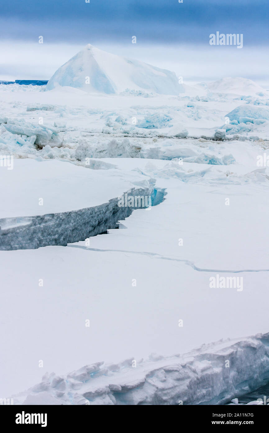 Fissures de la fissuration et la fonte des glaces marines saisonnières à Snow Hill Island, la maison à une colonie de manchots empereur. La mer de Weddell, l'Antarctique. Banque D'Images
