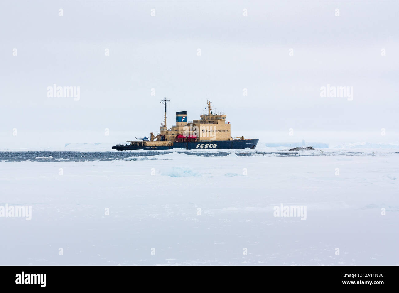 Powered by Diesel brise-glace russe Kapitan Khlebnikov niché dans la glace de mer à Snow Hill Island, l'Antarctique Banque D'Images