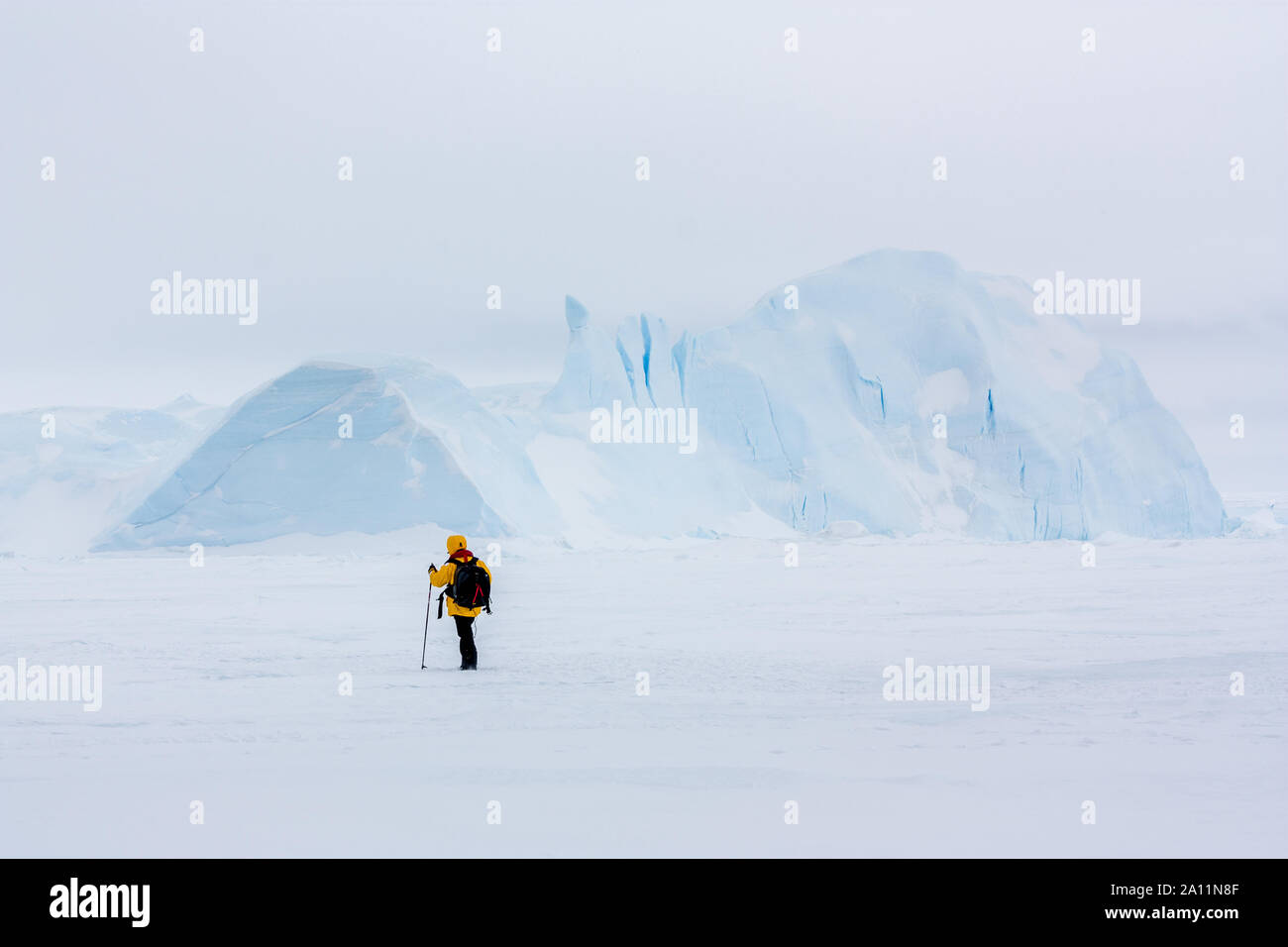 Trekking dans le paysage de l'Antarctique. Traversant la Mer de Glace Snow Hill Island, l'Antarctique. Banque D'Images