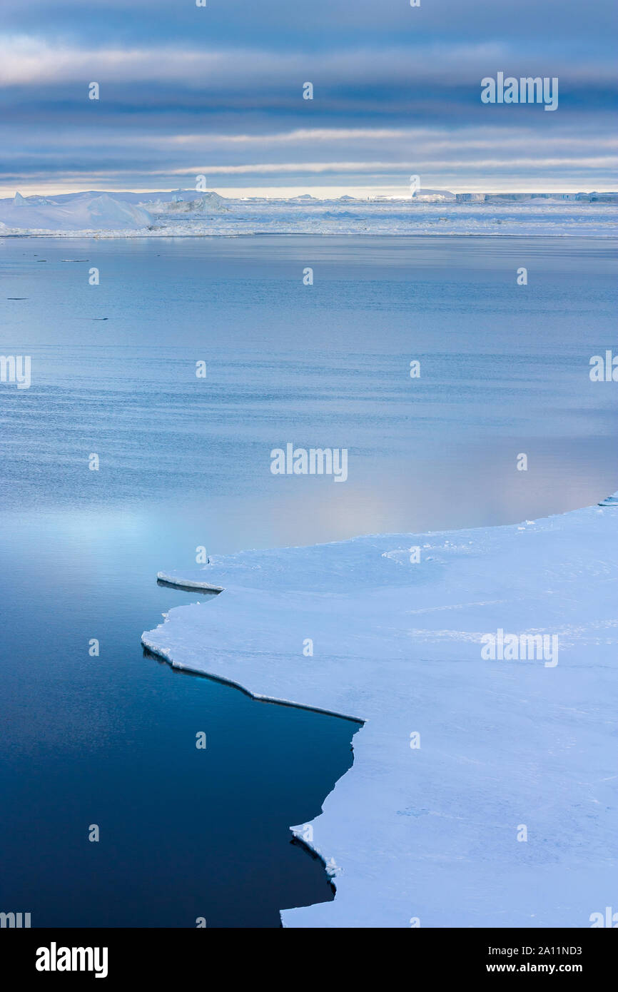 Le bord de la fonte des glaces marines saisonnières à Snow Hill Island, foyer d'une colonie de manchots empereur. La mer de Weddell, l'Antarctique Banque D'Images
