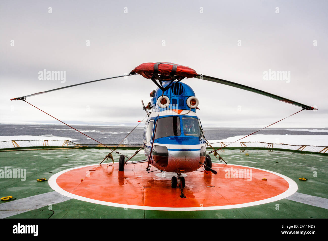 Hélicoptère sur le pont arrière et la baie d'atterrissage d'un brise-glace dans la mer de Weddell, l'Antarctique Banque D'Images