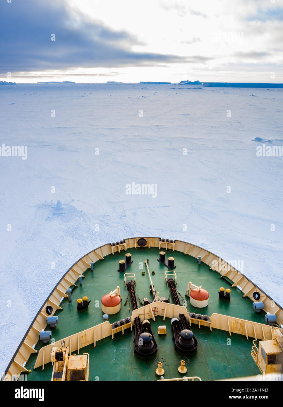 Proue de brise-glace Kapitan Khlebnikov diesel stationné dans la glace de mer à Snow Hill Island, l'Antarctique Banque D'Images